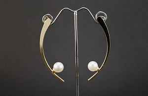 Επίχρυσα καμπυλωτά σκουλαρίκια με πέρλα
