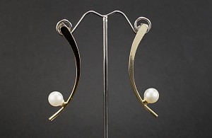 Επίχρυσα καμπυλωτά σκουλαρίκια με πέρλα