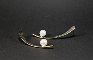 Επίχρυσα καμπυλωτά σκουλαρίκια με πέρλα