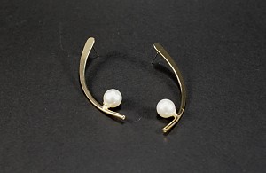 Επίχρυσα καμπυλωτά σκουλαρίκια με πέρλα