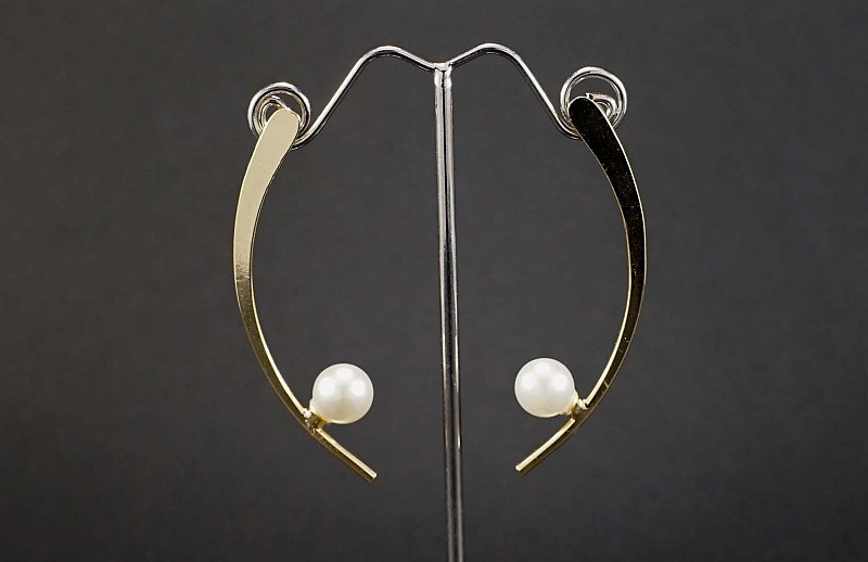 Επίχρυσα καμπυλωτά σκουλαρίκια με πέρλα