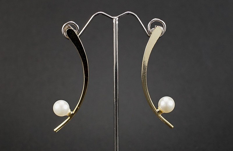 Επίχρυσα καμπυλωτά σκουλαρίκια με πέρλα