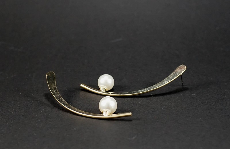 Επίχρυσα καμπυλωτά σκουλαρίκια με πέρλα