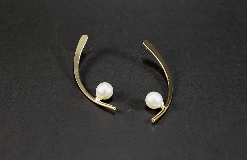 Επίχρυσα καμπυλωτά σκουλαρίκια με πέρλα